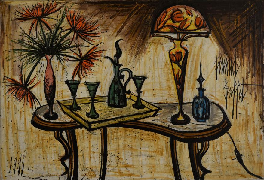 Gallé, fleurs, aiguière, trois verres et lampe sur un guéridon, 1990 Bernard BUFFET