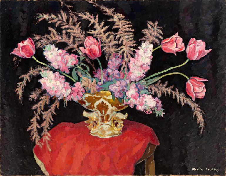 Tulipes et giroflées dans vase or, tapis rouge en fond